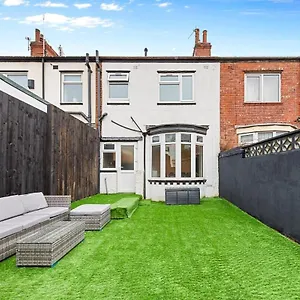 Luxury By The Sea, Beautiful 3 Bedroom House With Fast Wifi, King Bed, Lovely Garden! Blackpool's Finest Getaway Experience For Up To 8 Guests! Holiday home