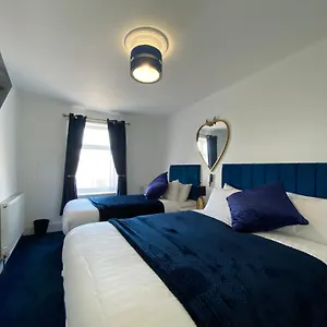 Aquarius - Sea View - Sleeps Seven Apartment